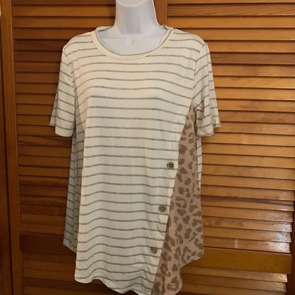 NWOT! Cute Gray Cream Striped Loose Fit Tunic Top Leopard Panel with Buttons